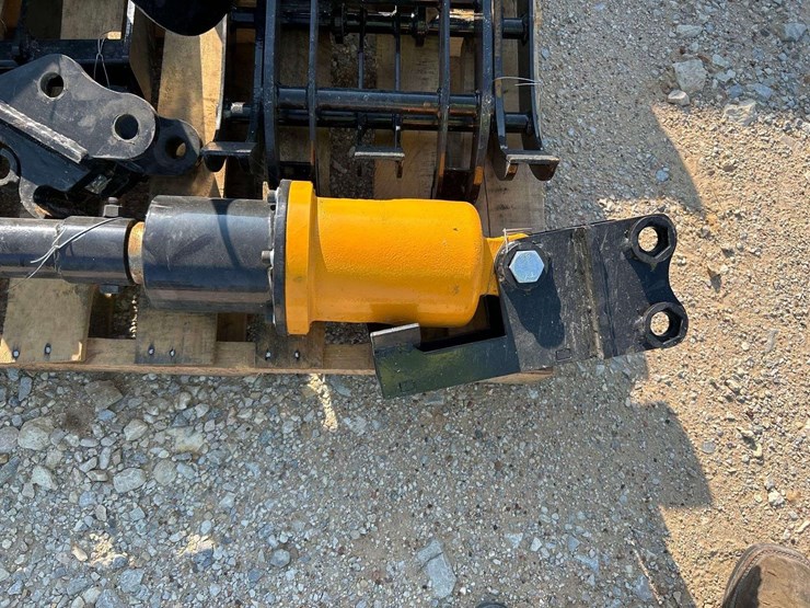 pallet-of-miscellaneous-mini-excavator-attachments-image-8