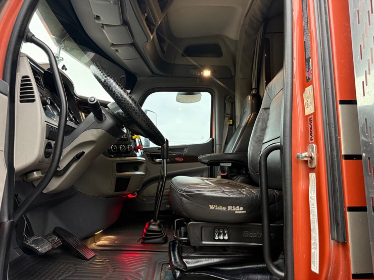 2015-peterbilt-579-image-46