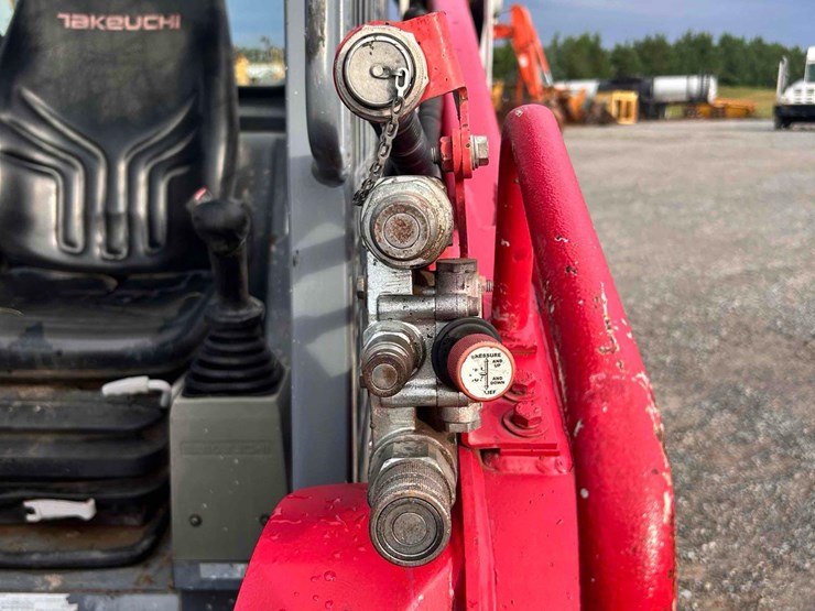 2016-takeuchi-tl8-image-12