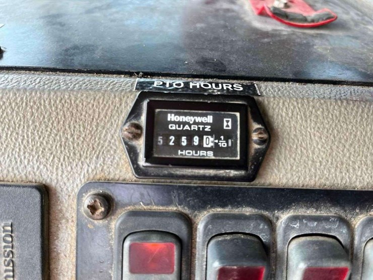 2014-peterbilt-320-image-20