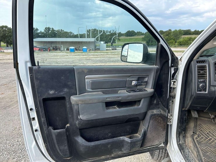 2015-ram-3500-enclosed-service-truck-image-11