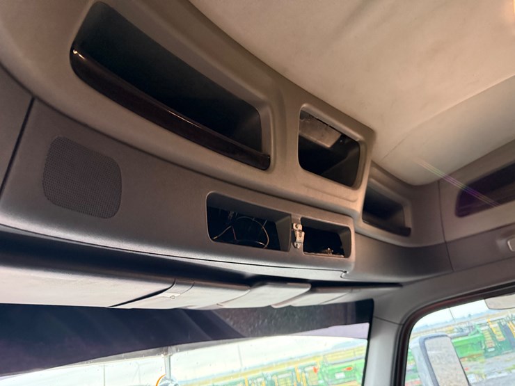 2015-peterbilt-579-image-52