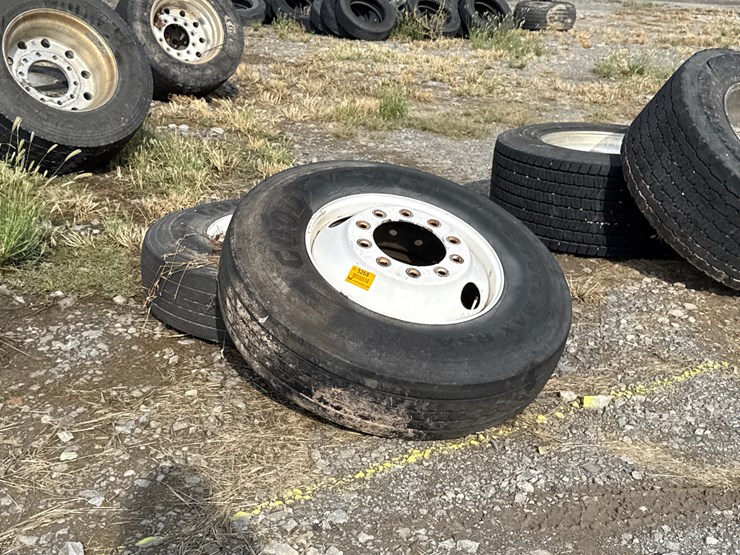 #5268-•-lot-of-(2)-11r22.5-tires-w/-10-hole-rims-image-2