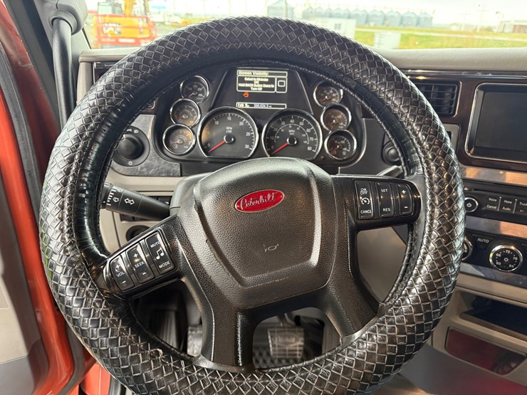 2015-peterbilt-579-image-58