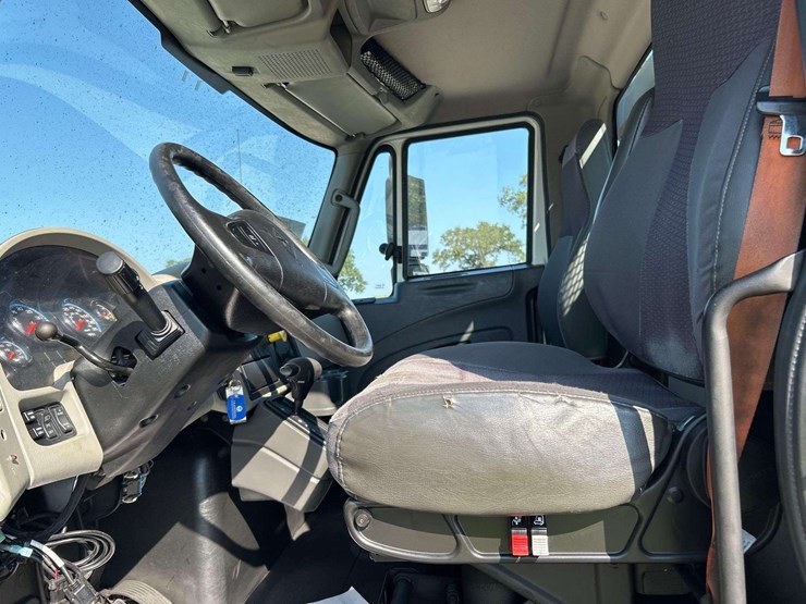 2018-international-durastar-4300-image-11