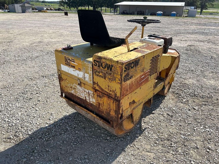 stow-one-tonner-tandem-smooth-drum-roller-image-3