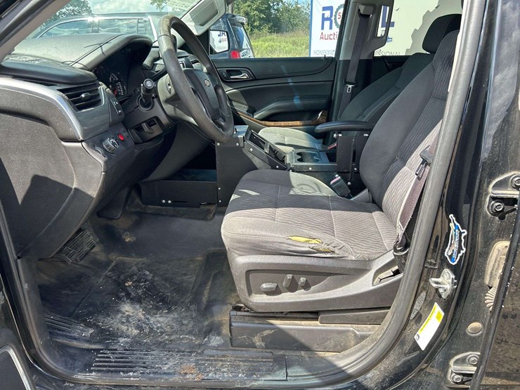 2017-chevrolet-tahoe-image-18