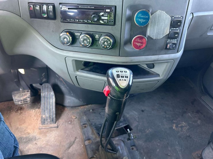 2015-peterbilt-579-image-16