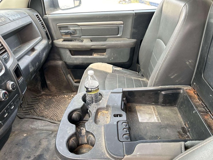 2015-ram-3500-enclosed-service-truck-image-16