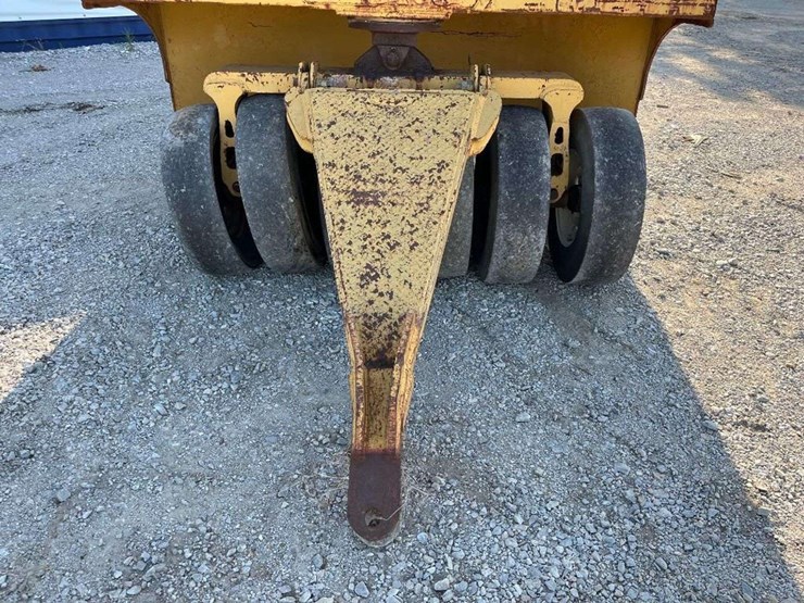 12-wheel-pneumatic-pull-behind-asphalt-compactor-image-7