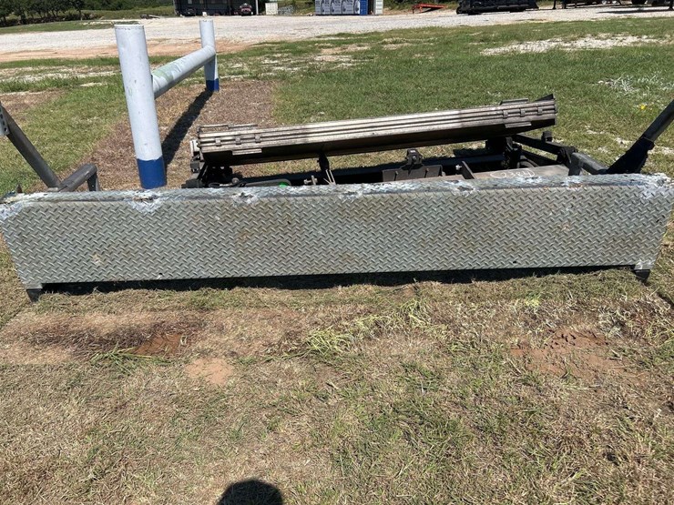 box-truck-hydraulic-tuck-away-lift-gate-image-4