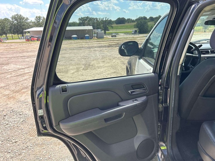 2014-chevrolet-tahoe-image-18