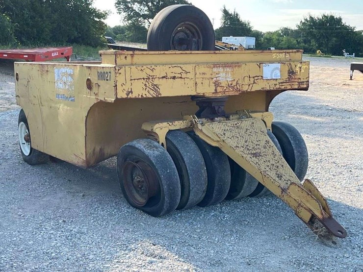 12-wheel-pneumatic-pull-behind-asphalt-compactor-image-4