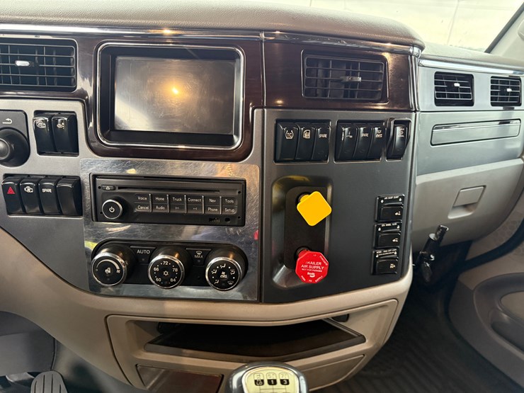 2015-peterbilt-579-image-55