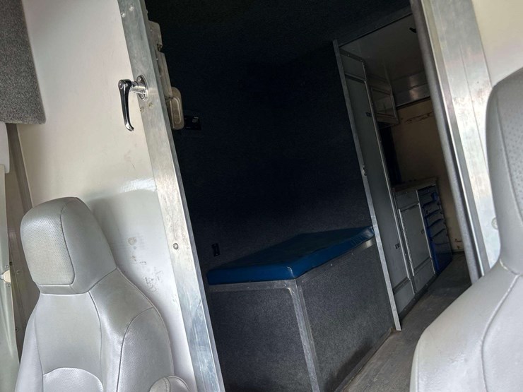 2015-ford-e350-image-17