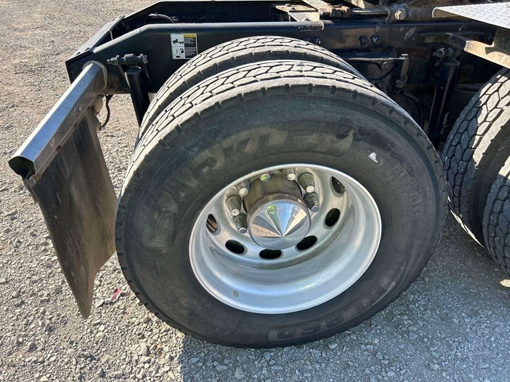 2015-peterbilt-579-image-30