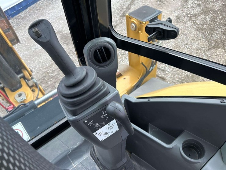 2021-caterpillar-428-image-19