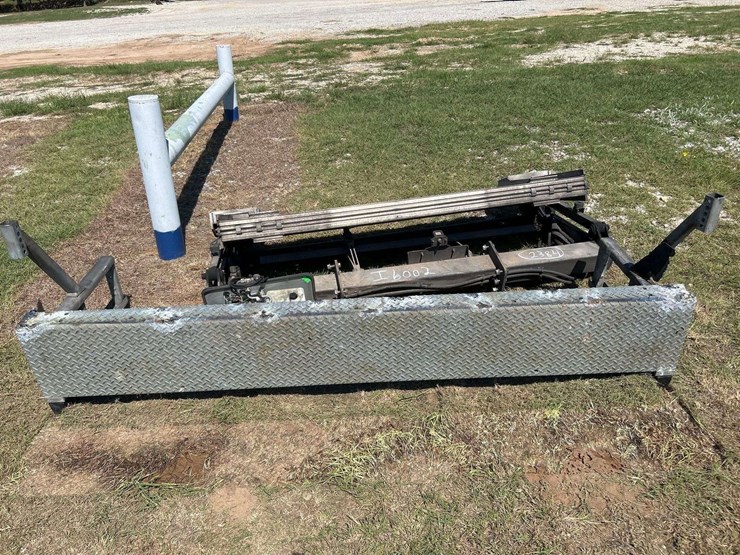 box-truck-hydraulic-tuck-away-lift-gate-image-1