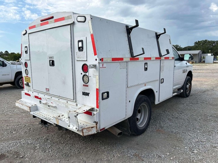 2015-ram-3500-enclosed-service-truck-image-3