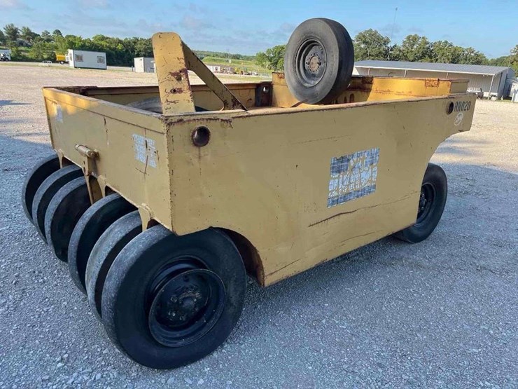12-wheel-pneumatic-pull-behind-asphalt-compactor-image-3