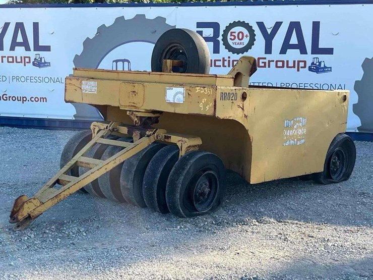 12-wheel-pneumatic-pull-behind-asphalt-compactor-image-1