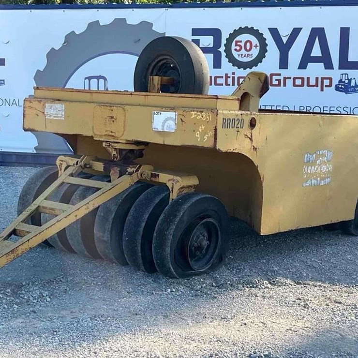 12-Wheel Pneumatic Pull-Behind Asphalt Compactor