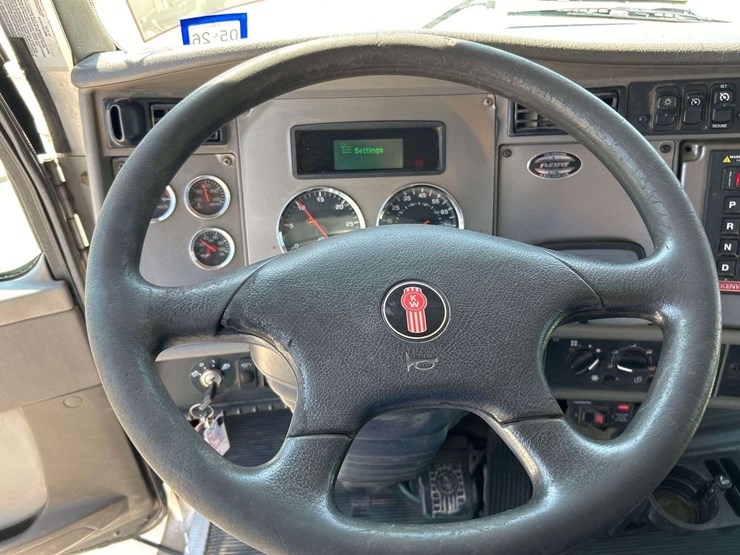2011-kenworth-t300-image-13