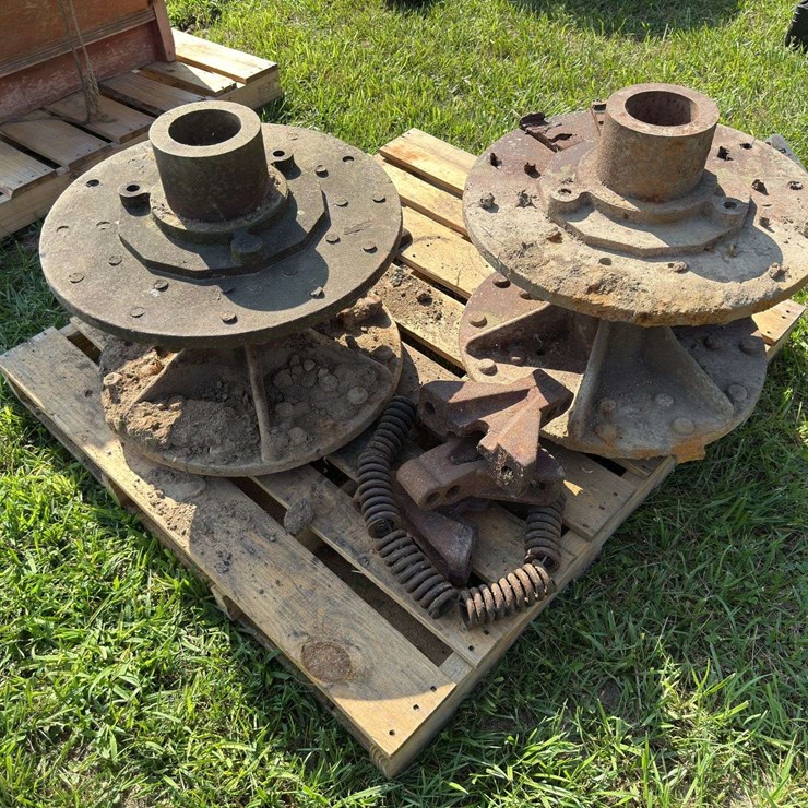 Aultman Taylor Hubs Parts Pallet
