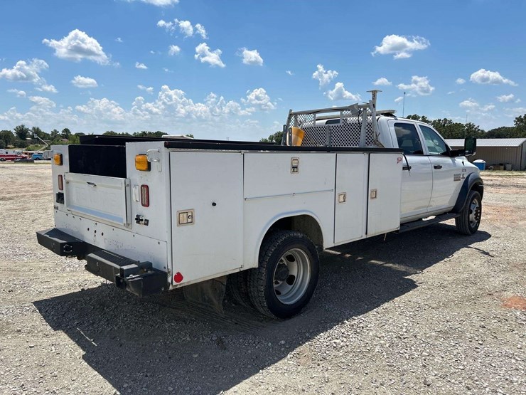 2017-ram-5500-chassis-crew-cab-reading-service-truck-image-3