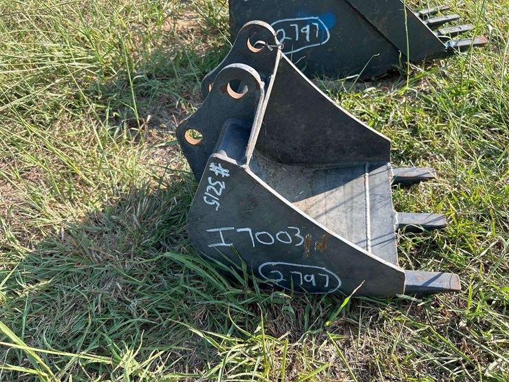 12in-mini-excavator-tooth-bucket-image-2