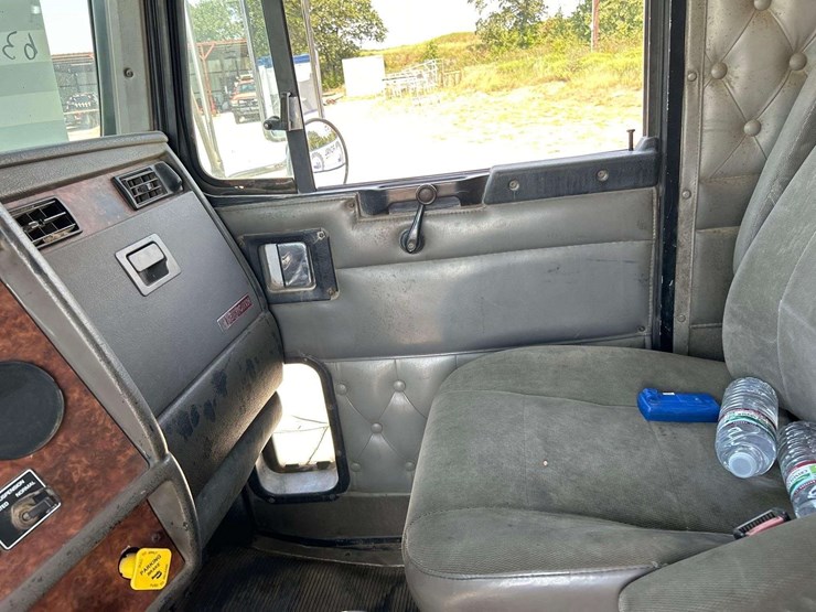 2004-kenworth-t800-image-17