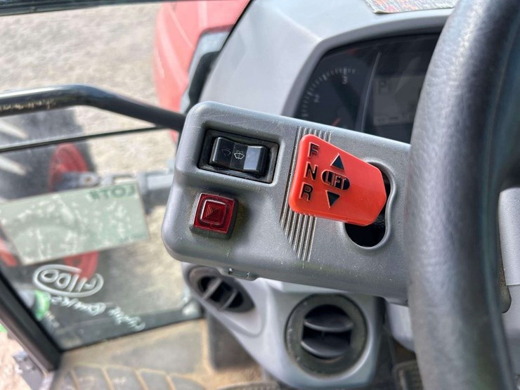 2017-kubota-m5-111d-image-17