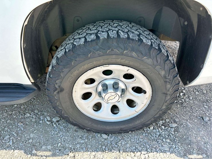 2010-chevrolet-tahoe-image-22