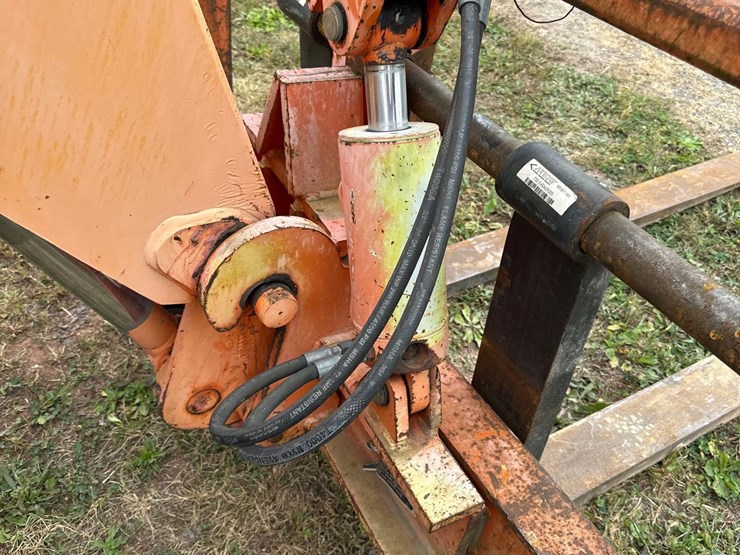 2005-jlg-8042-image-5