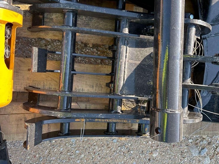 pallet-of-miscellaneous-mini-excavator-attachments-image-5