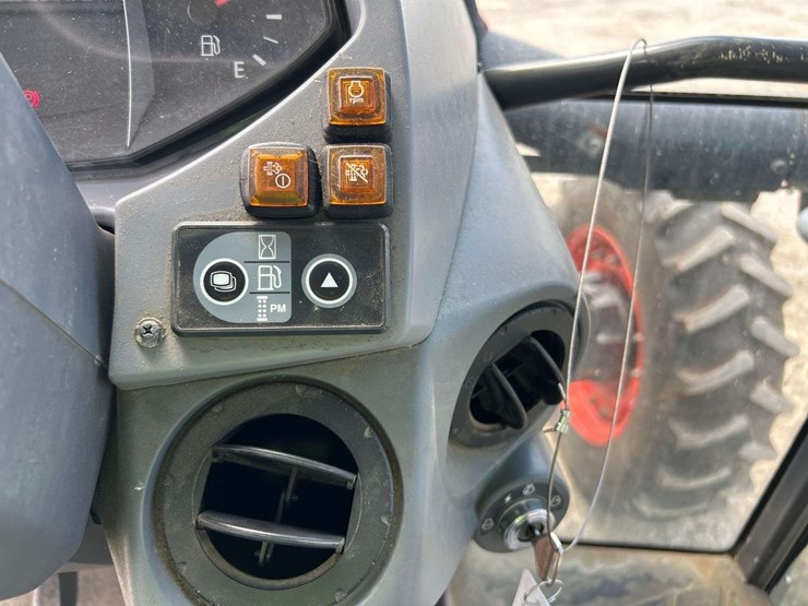 2017-kubota-m5-111d-image-16