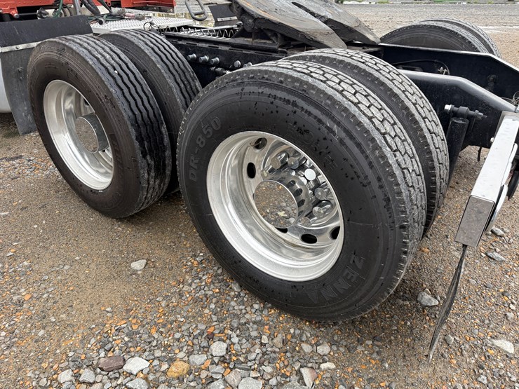 2015-peterbilt-579-image-10