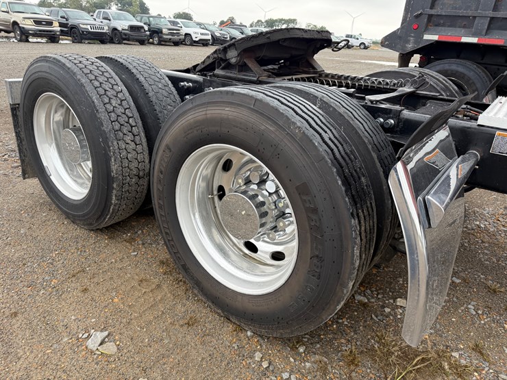 2015-peterbilt-579-image-37