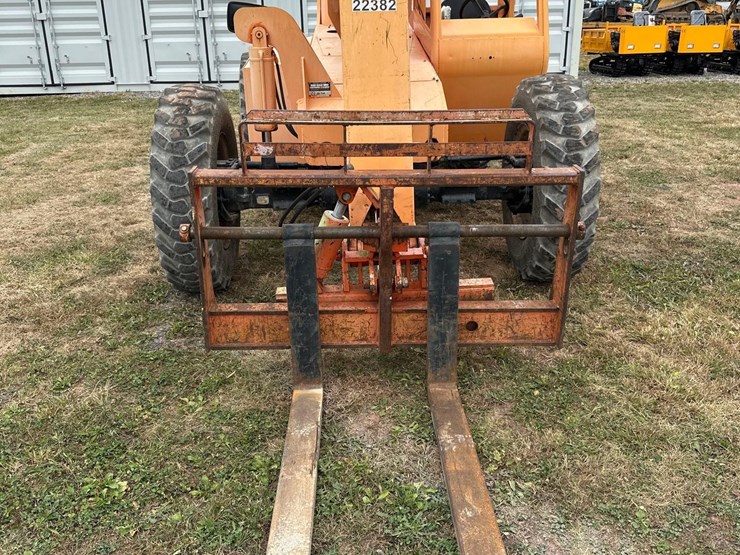2005-jlg-8042-image-2