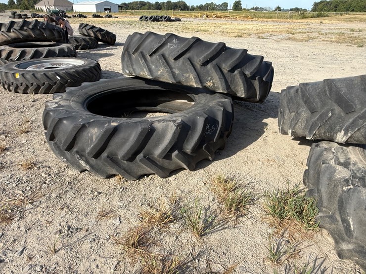 #9665-•-lot-of-(2)-520/85r46-tractor-tires-image-4