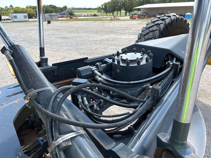 2025-deere-872gp-image-40