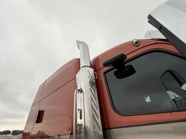 2015-peterbilt-579-image-31