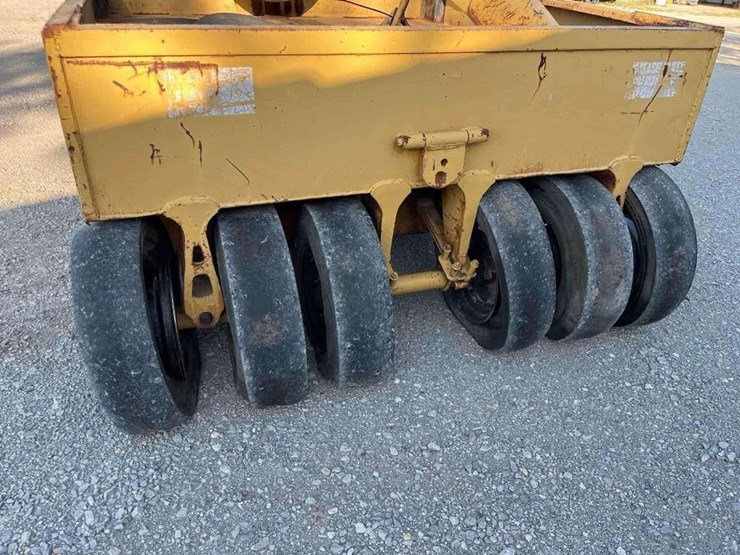 12-wheel-pneumatic-pull-behind-asphalt-compactor-image-6