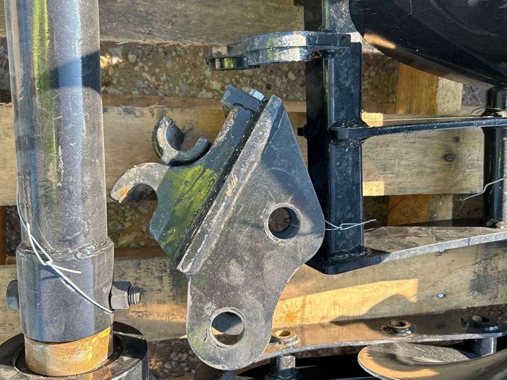 pallet-of-miscellaneous-mini-excavator-attachments-image-7