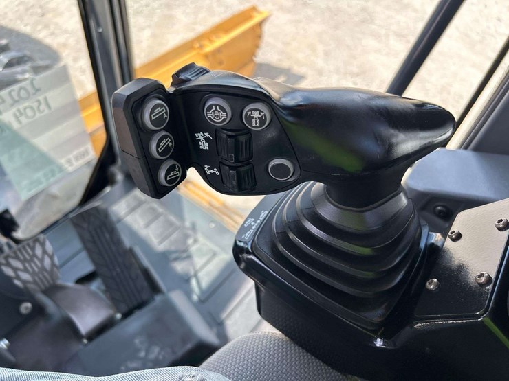 2025-deere-872gp-image-18