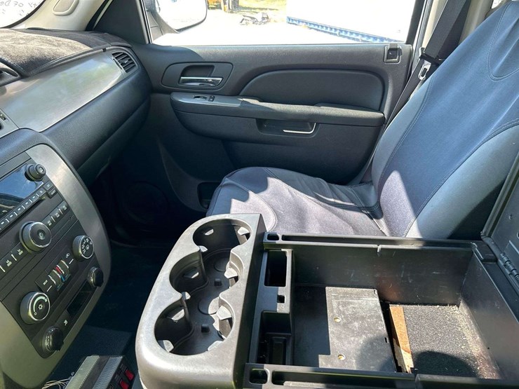 2010-chevrolet-tahoe-image-17