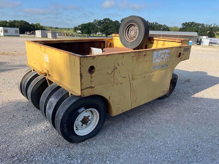 12-wheel-pneumatic-pull-behind-asphalt-compactor-image-3
