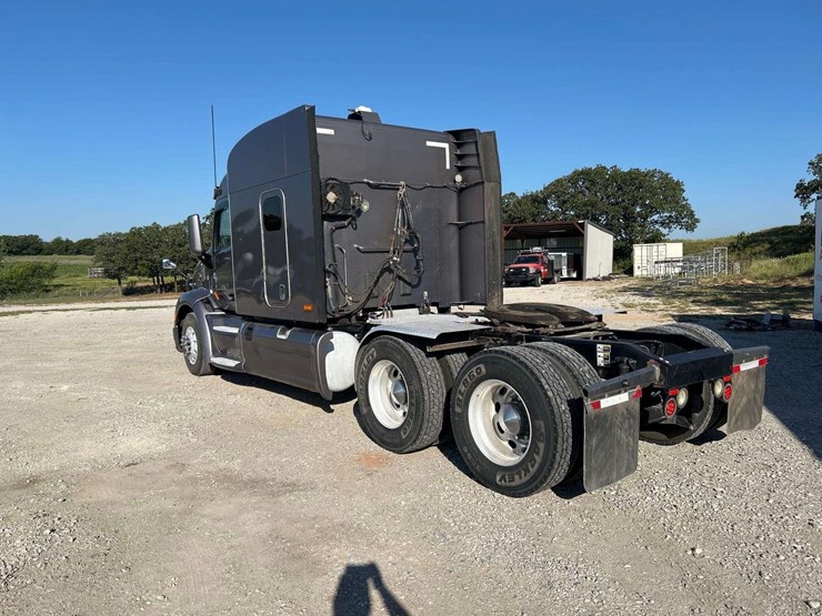 2015-peterbilt-579-image-2