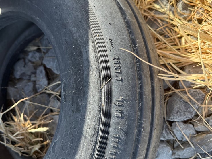 #2801-•-lot-of-(2)-28x7.7-tires-image-5