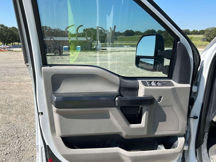 2022-ford-f250-xl-image-10